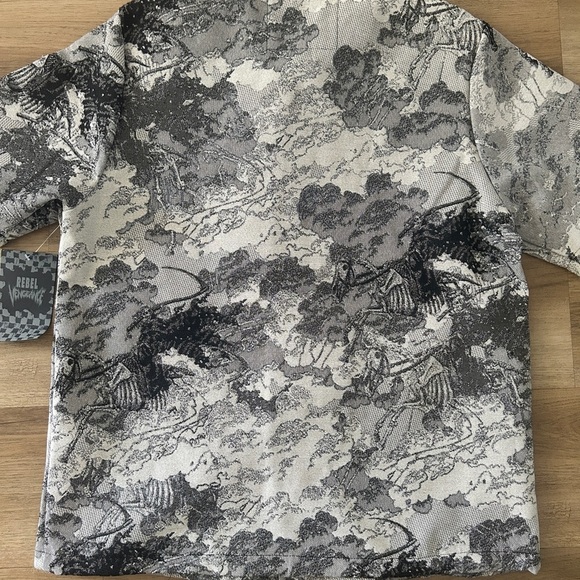 Rebel Vengeance Graphic Tapestry Button-Up Shirt | NWT Rare | Size M & L - Picture 9 of 10